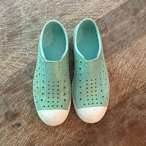 Girls teal sparkly native shoes